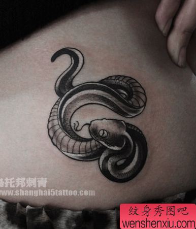 女孩子腰部可爱的小蛇纹身图案