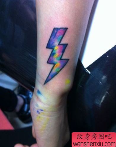 女孩子手臂星空闪电纹身图案