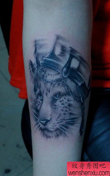 手臂帅气的豹子头纹身图案