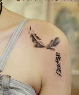 女孩子锁骨处羽毛纹身图案