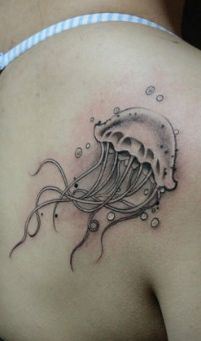 女孩子肩背时尚的水母纹身图案