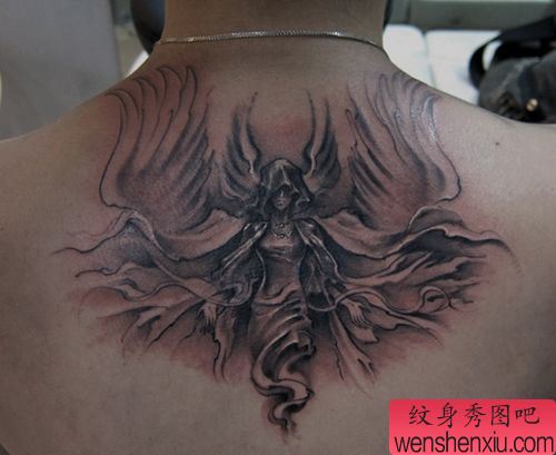 时尚的背部守护天使纹身图案
