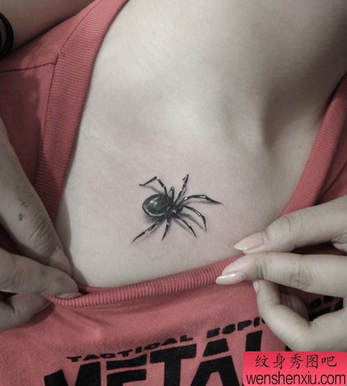 一幅女孩子胸部蜘蛛纹身图案