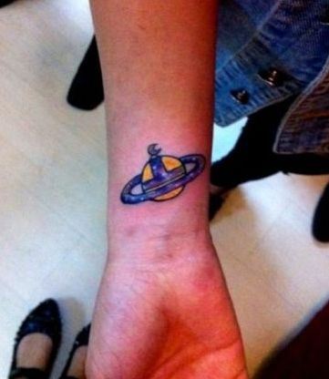 女孩子手臂小星球纹身图案