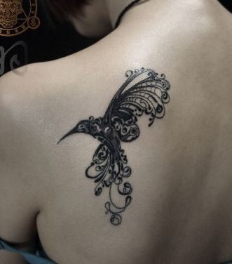 女孩子肩背图腾蜂鸟纹身图案