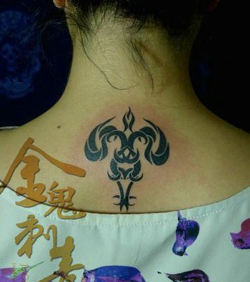 背部好看的图腾羊纹身图案