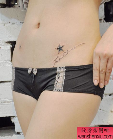 女孩子腹部精美时尚的五角星字母纹身图案