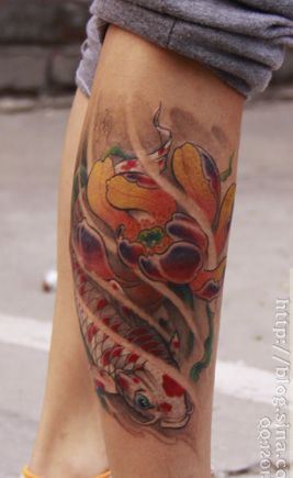 腿部好看流行的鲤鱼莲花纹身图案