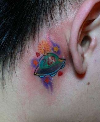 一幅耳部小飞船纹身图案