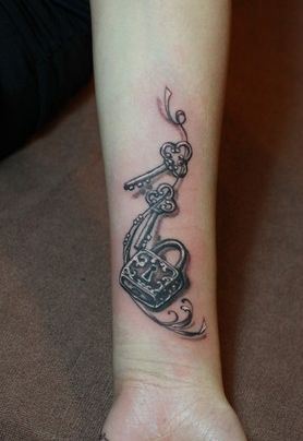 女孩子手臂锁钥匙纹身图案