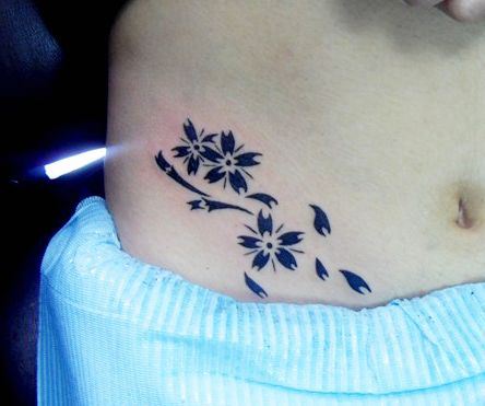 一幅女孩子腹部图腾樱花纹身图案