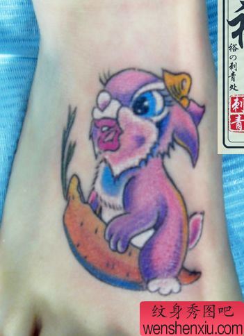 女孩子脚部卡通兔子纹身图案