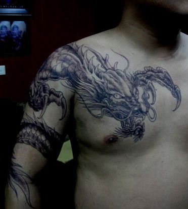 男生喜欢的霸气的披肩龙纹身图案