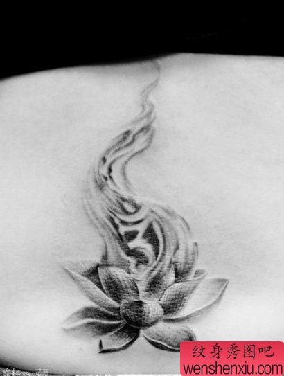 女孩子腰部一幅写实莲花纹身图案
