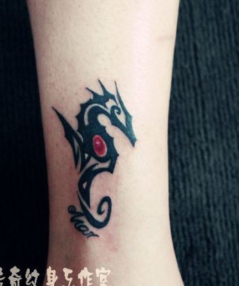 女孩子腿部一幅图腾海马纹身图案