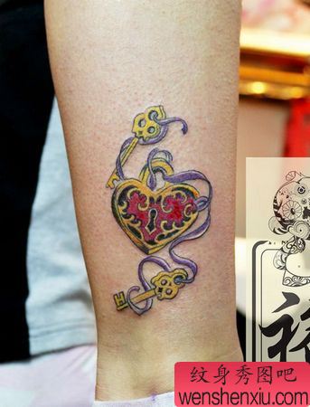 腿部一幅爱心锁钥匙纹身图案
