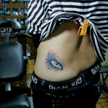 女孩子腰部一幅好看的眼睛纹身图案