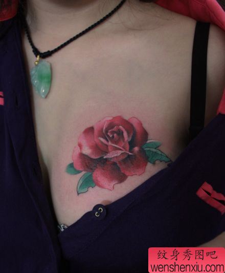 女孩子胸部彩色玫瑰花纹身图案
