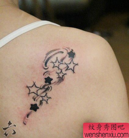 女孩子背部流行时尚的五角星纹身图案