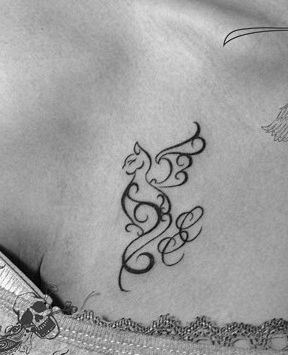 时尚的女孩子胸部图腾猫咪纹身图案