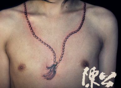 胸部流行精美的佛珠项链纹身图案
