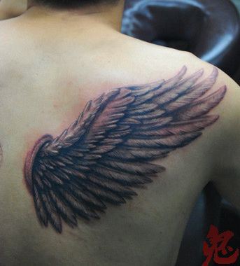 肩背精美的翅膀纹身图案