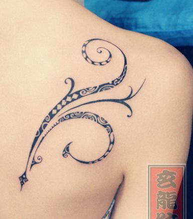 女孩子肩背流行好看的图腾纹身图案