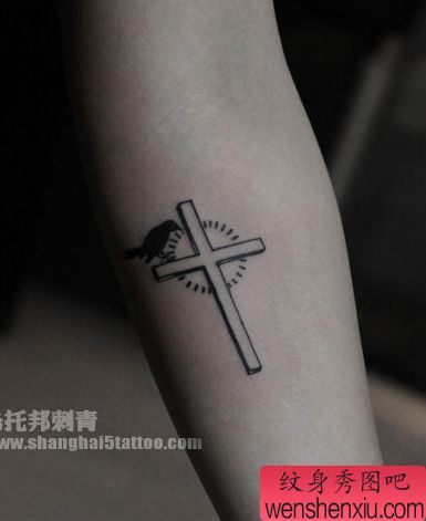 手臂小巧精美的十字架纹身图案