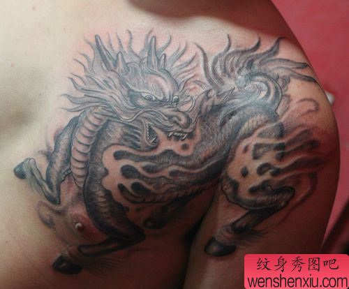 帅气的披肩麒麟纹身图案