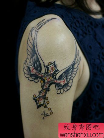 女生手臂十字架翅膀纹身图案
