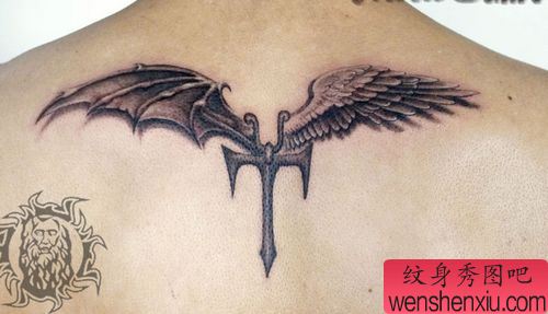 背部一幅恶魔与天使的翅膀纹身图案