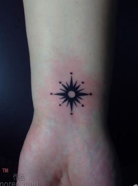 小巧精美的一幅图腾太阳纹身图案