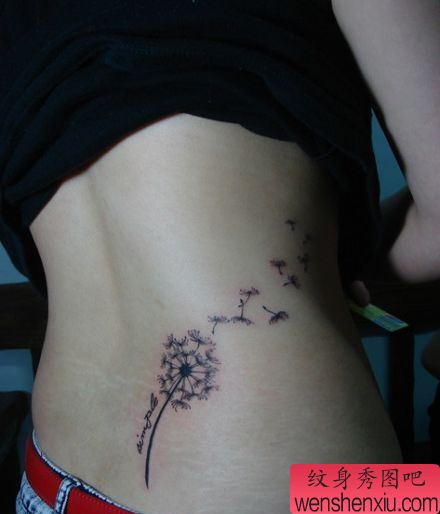 女孩子腰部时尚流行的蒲公英纹身图案