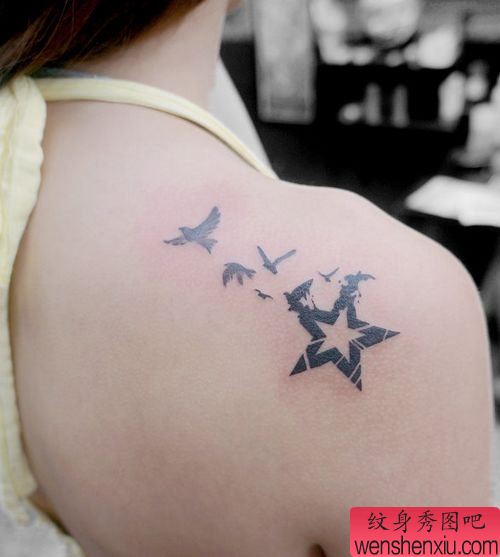 女生肩背一幅五颗星与燕子纹身图案