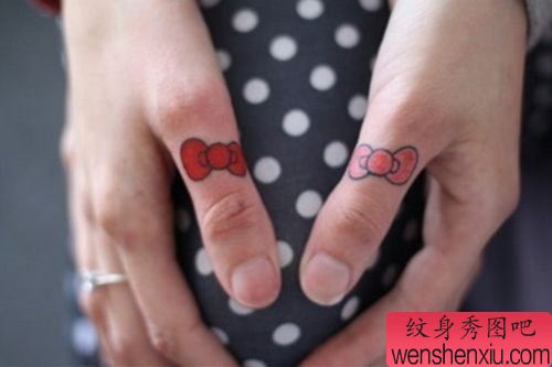 女生手指简单的蝴蝶结纹身图案