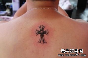一幅小巧的十字架纹身图案
