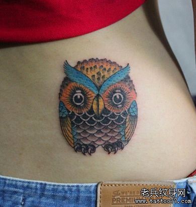 美女腰部一幅可爱的猫头鹰纹身图案