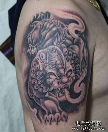 男性手臂霸气的年兽纹身图案