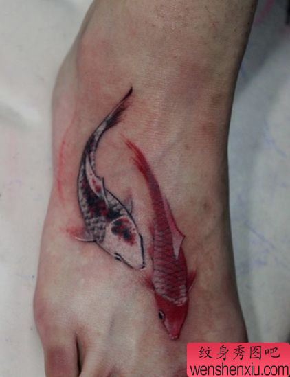 唯美的脚背水墨画风格小鲤鱼纹身图案