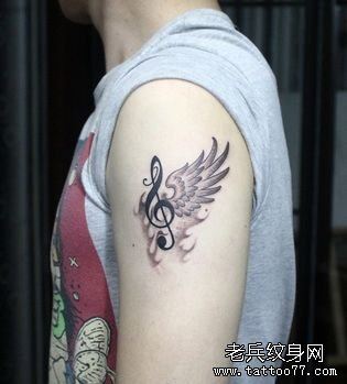 男生手臂翅膀与音符纹身图案