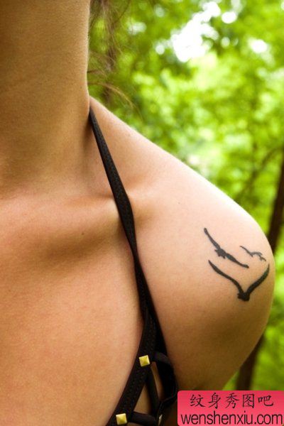 女孩子肩膀处图腾大雁纹身图案