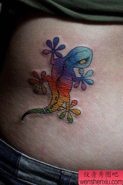 一幅漂亮的抽象彩色壁虎纹身图案