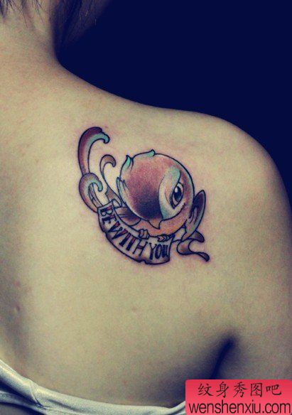 女孩子肩背欧美风格的小燕子纹身图案