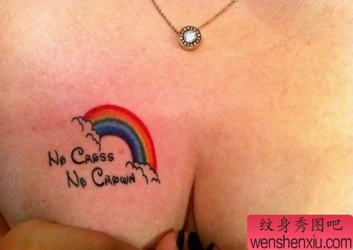 美女胸部彩色小彩虹纹身图案