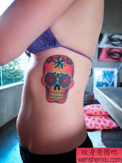 女生侧腰一幅彩色骷髅纹身图案
