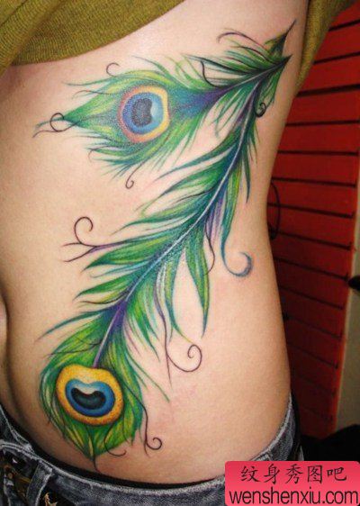 女生侧腰彩色孔雀羽毛纹身图案
