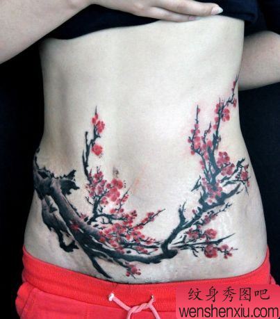 美女腹部水墨画梅花纹身图案