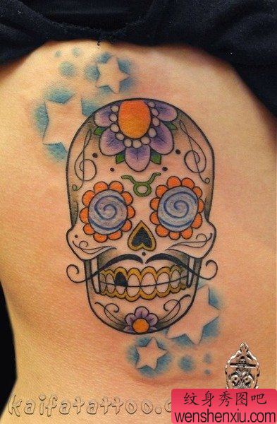 侧腰一幅唯美的欧美风格骷髅纹身图案