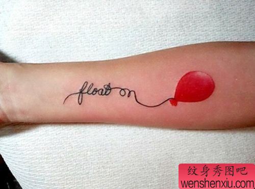 女生手臂一幅字母与气球纹身图案