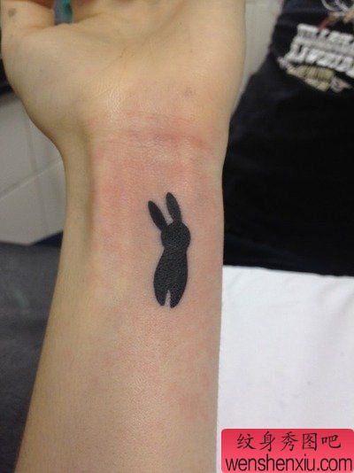 手腕处可爱的图腾小兔子纹身图案